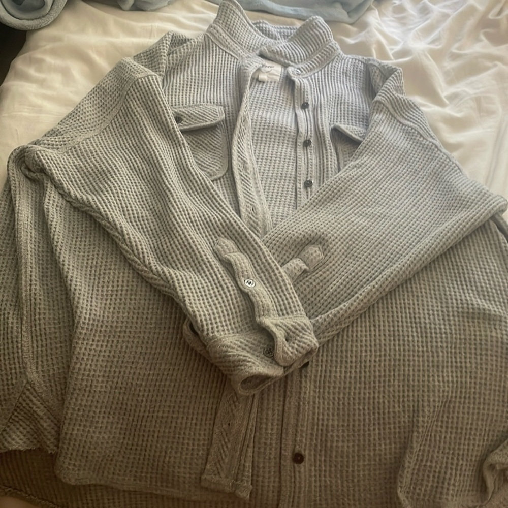 This is a shacket from Aerie. It’s barely warn. It is in size extra small.